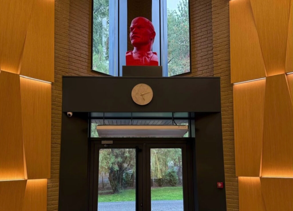 Жуырда президентпен кездескен Qazaq Stroy кеңсесінде Ленин ескерткіші қойылған