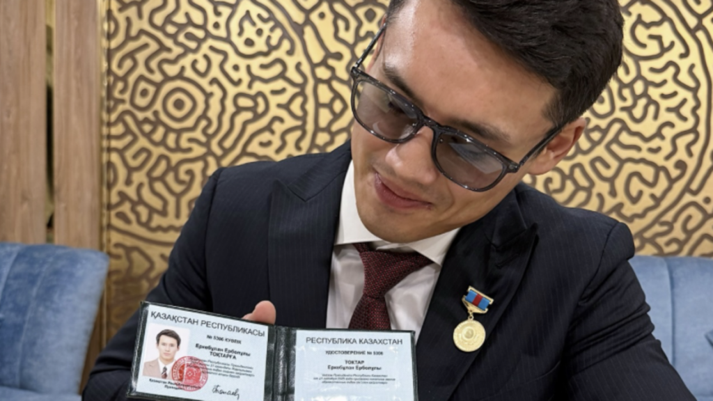 Қазақстанның еңбек сіңірген қайраткері атағын алған Еркебұлан Тоқтар сынға жауап берді
