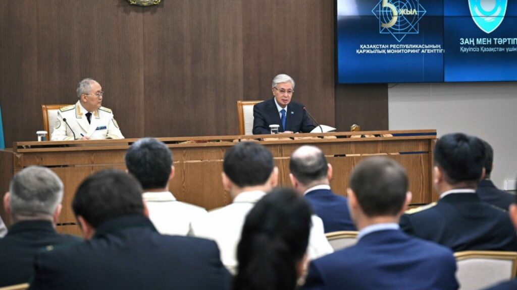 «Қазақстандық банк арқылы көршілес елден басқа мемлекеттерге 7 трлн теңге аударылған» — Тоқаев