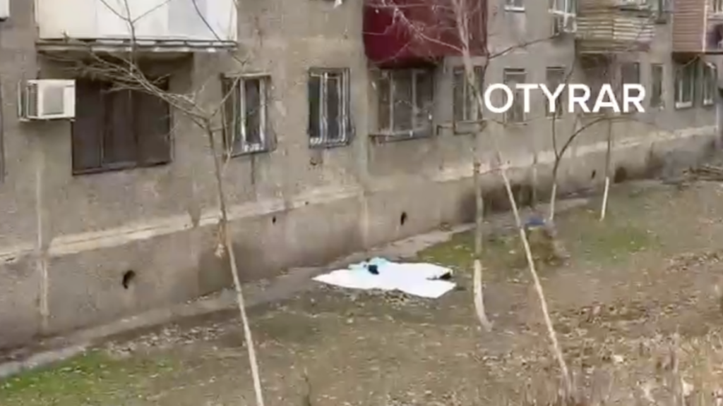 Шымкентте балкон жөндеп жатқан ер адам 5-қабаттан құлап, қаза болды