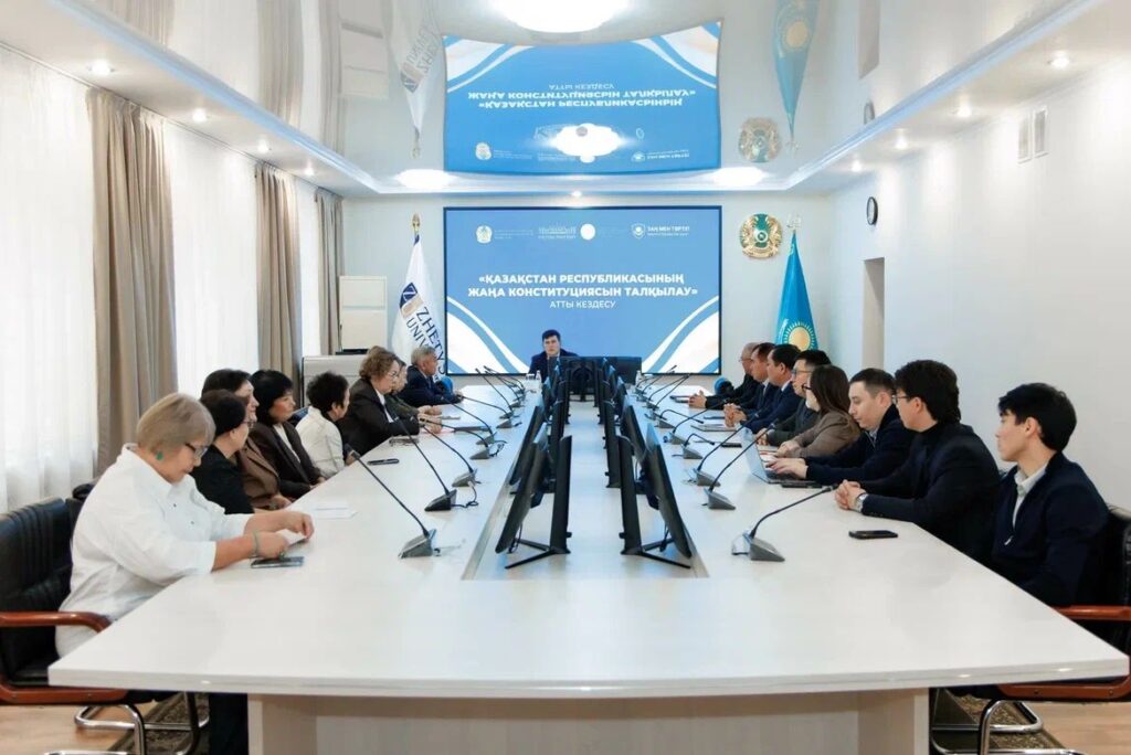Жетісу университетінде ғалымдар Конституцияның жаңа жобасын талқылады