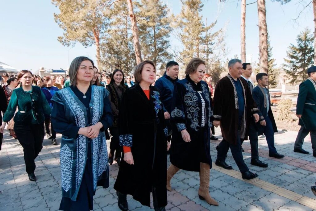 Ұлттық киіммен дауыс берген университет ұжымы