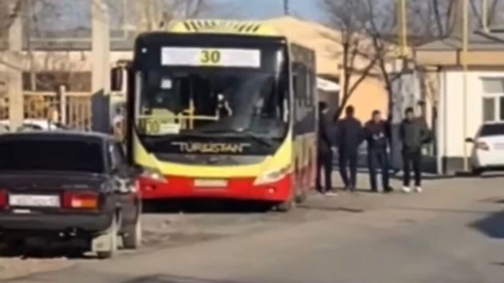 Түркістанда автобус толы адамның бірнеше учаскеде дауыс берген видеосы тарады