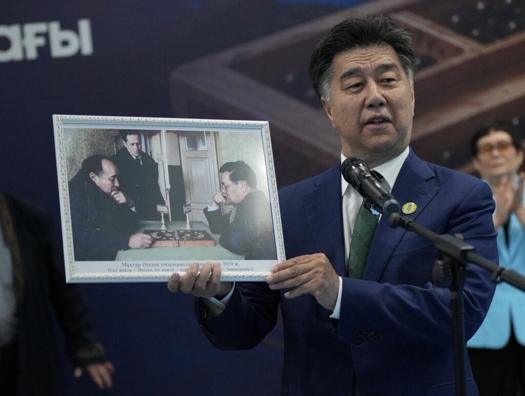 Мұхтар Әуезовтің тоғызқұмалақ ойнап отырған фотосы табылды