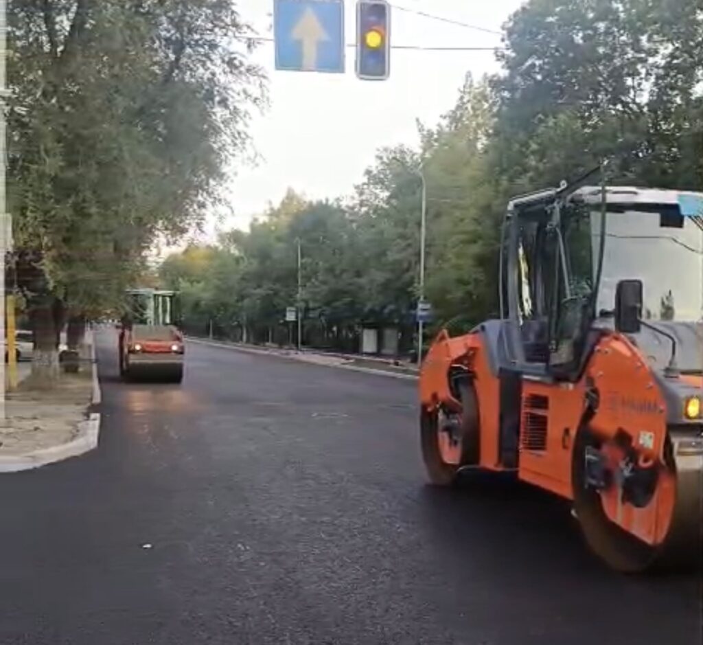 Манас көшесіне полимерлі асфальт төселуде: сапа мамандар бақылауында